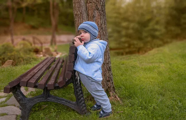 Bébé a boudé et a glissé hors de ses lèvres. — Photo