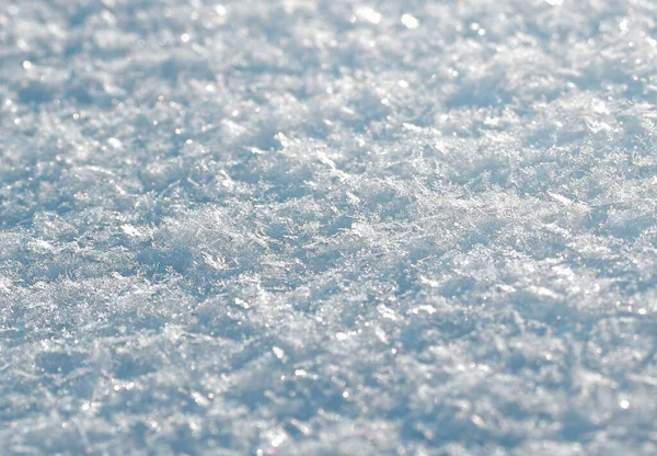 En snöig bakgrund av kristallina isflak. — Stockfoto