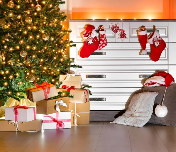 Heimelige Weihnachtsstimmung. Gemütlich und warm am geschmückten Weihnachtsbaum mit Geschenken. — Stockfoto