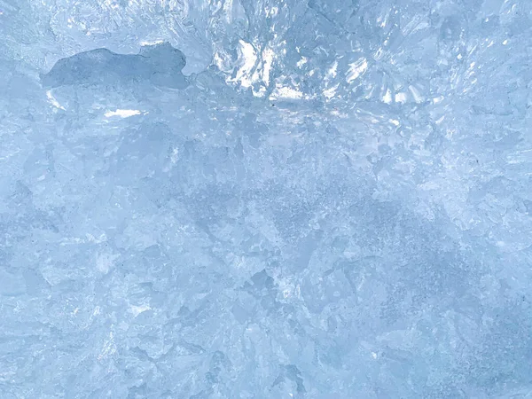 Enhetlig blå bakgrund med transparent genom isflak. — Stockfoto