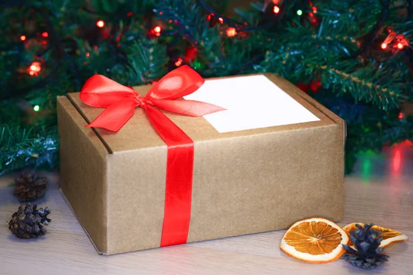 Fotografie Krásné Dárkové Vánoční Krabice Dárek Červenou Stuhou Prázdnou Kartou — Stock fotografie