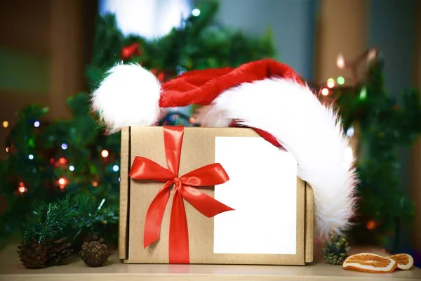 Fotografie Krásné Dárkové Vánoční Krabice Dárek Červenou Stuhou Čepice Santa — Stock fotografie