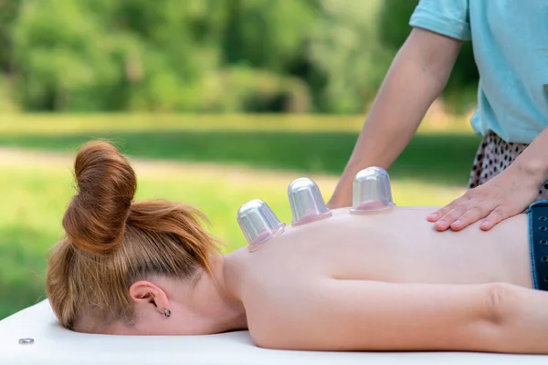 Vrouw Professionele Masseur Doet Massage Met Vacuüm Kopjes Rug Van Stockafbeelding