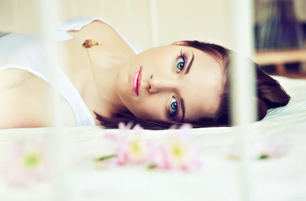 Gyönyörű fiatal nő az ágyon — Stock Fotó