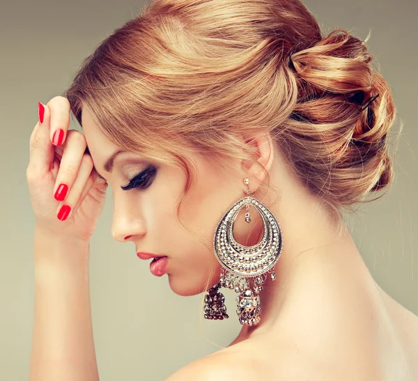 Woman with earrings — Stock Photo, Image