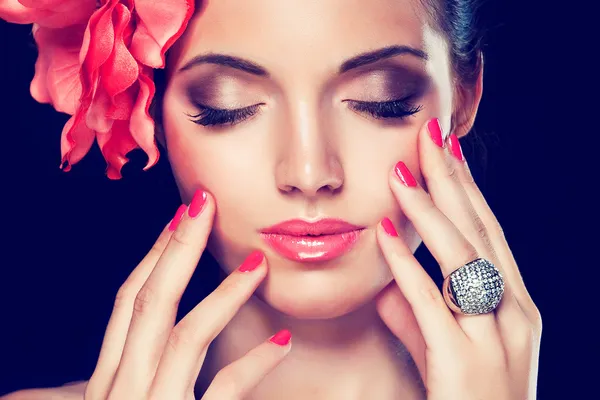 Hermosa mujer con maquillaje de moda y manicura — Foto de Stock