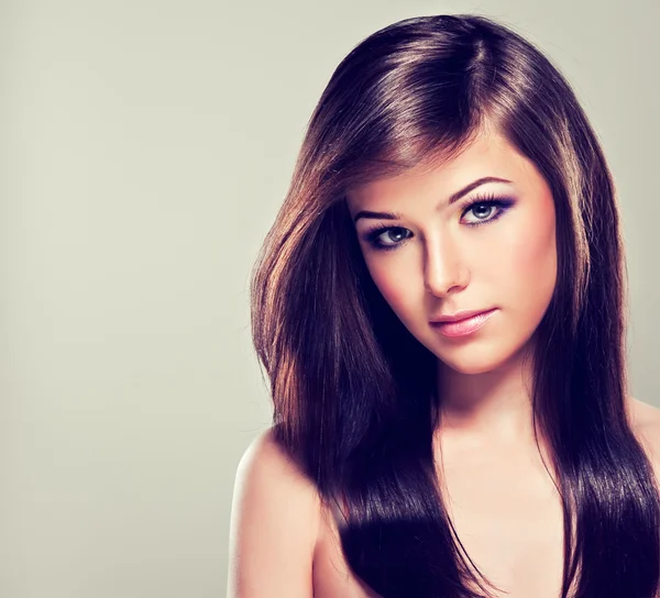 Krásná brunetka s dlouhými vlasy — Stock fotografie