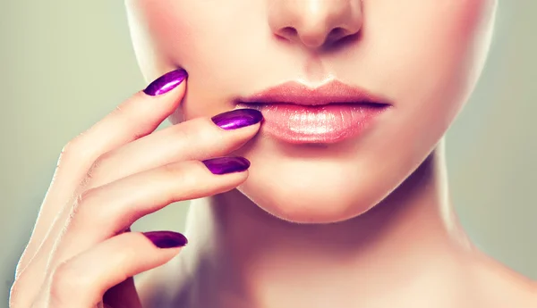 Model met violet manicure — Stockfoto