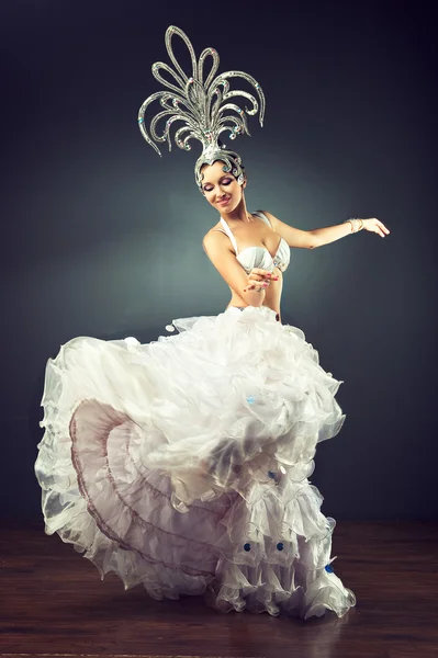 美しい若いベリー ダンサー — ストック写真