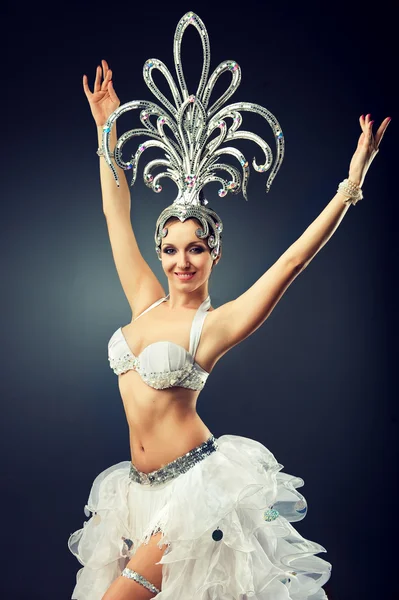 Beautiful young belly dancer — Stock Photo, Image