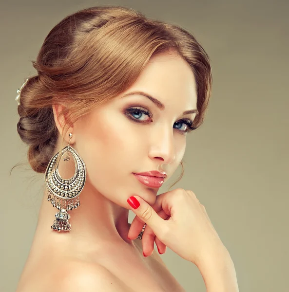 Schöne Frau mit Ohrringen — Stockfoto