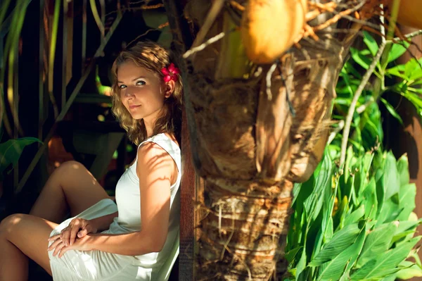 倾斜的棕榈树的美丽女人 — 图库照片