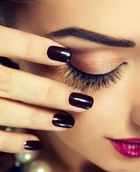 Mujer con maquillaje moderno y manicura — Foto de Stock