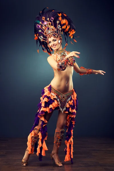 Buikdanseres in kleurrijke carnaval jurk — Stockfoto