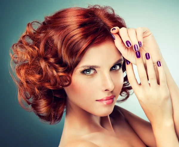 亮妆和修指甲的红发女人 — 图库照片
