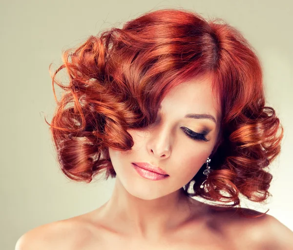 Kızıl saçlı kadın parlak makyaj aşağı bakıyor — Stok fotoğraf