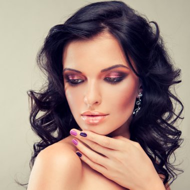 Kıvırcık saçlı bir model.