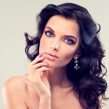 Kıvırcık saçlı kadın.