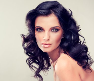 Kıvırcık saçlı bir model.