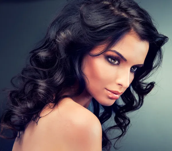 Kıvırcık saçlı kadın.