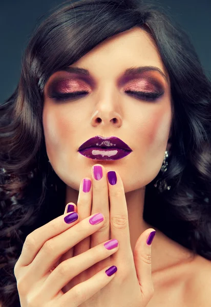 Modello con trucco viola — Foto Stock