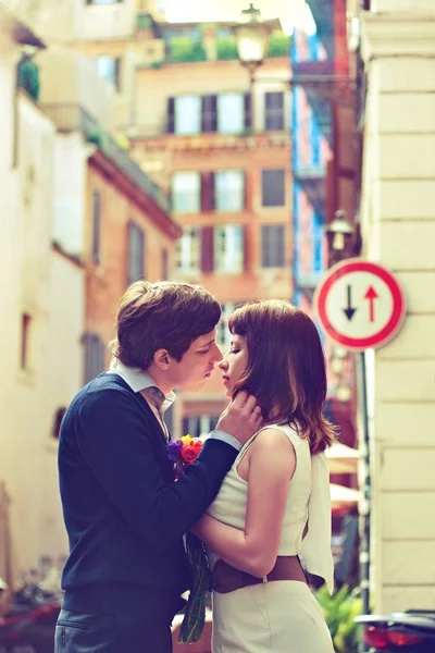 Молодая пара влюбленных поцелуев — стоковое фото