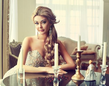 Abiye bir masada oturan kız