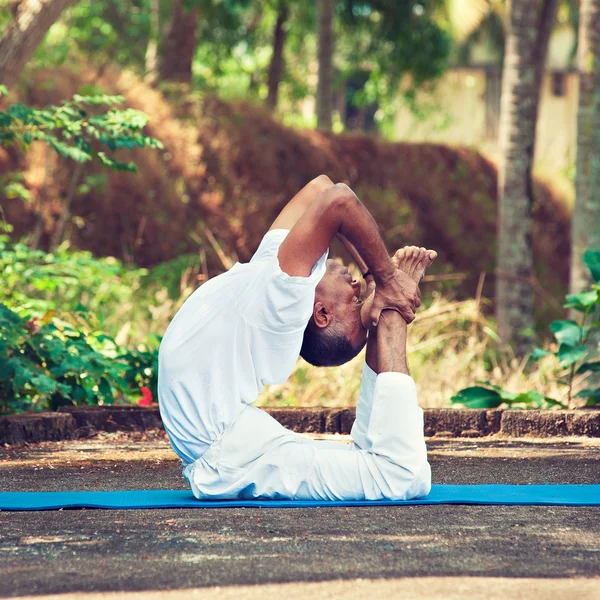 Man doing yoga — Stock Photo, Image