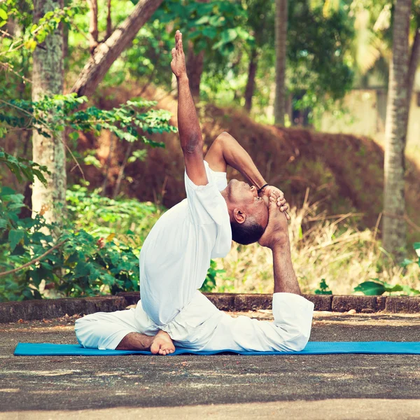 Man doing yoga — Stock Photo, Image