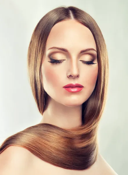 Mujer con el pelo largo —  Fotos de Stock