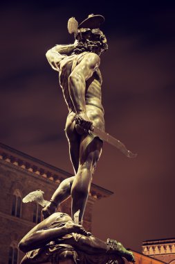 Perseus heykelini loggia dei lanzi içinde