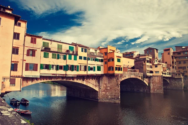 Brücke Ponte Vecchio über den Fluss Arno — Stockfoto