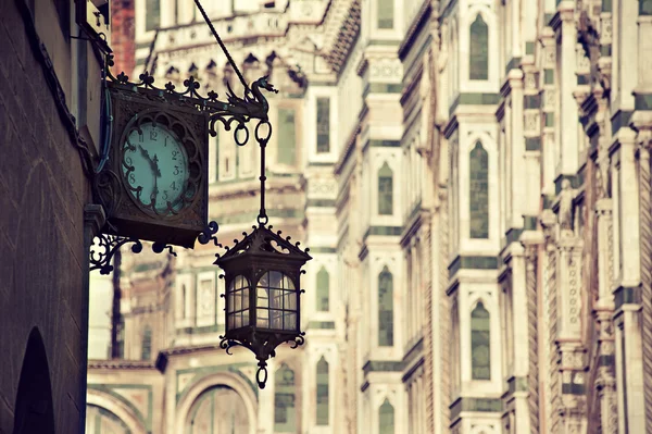 Фонарь и часы на здании — стоковое фото