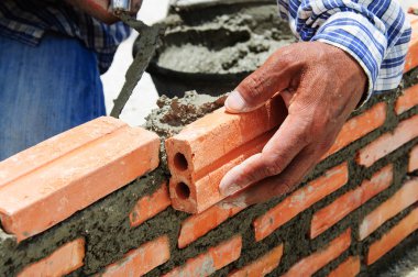 İnşaat mason işçi çimento tuğla yükleme