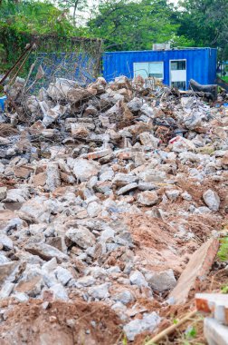 çöp tuğla yığını inşaat sitesinde