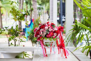 kafede yapay çiçekler