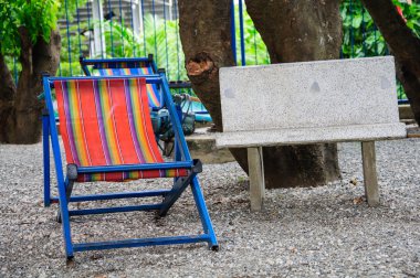 bahçede çim sandalye