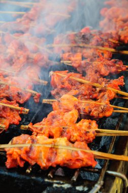 ızgara tavuk soslu baharatlı Tay tarzı yemek