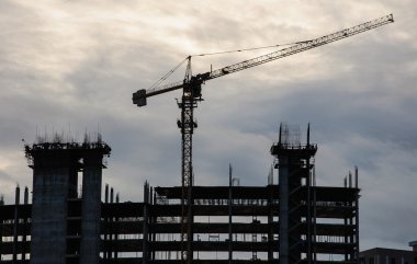 bina inşaat altında yüksek doğmak. site Vinçler ile bir