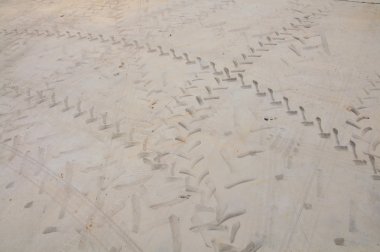 Traktör kauçuk çimento işaretle