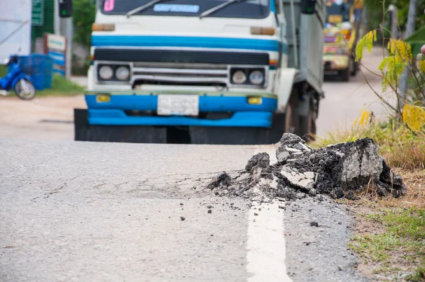 Superficie asfaltata, la strada è stata demolita a causa di scarsi costrutti — Foto Stock