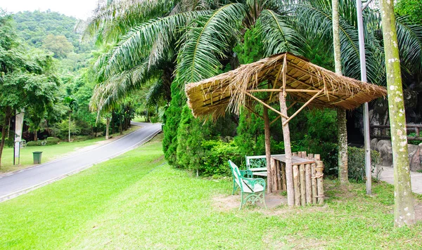 Cabane traditionnelle thaïlandaise dans la nature — Photo