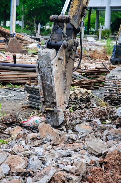 Hydraulic arm breaking installed on the arm of an excavator on b — Stock Photo, Image