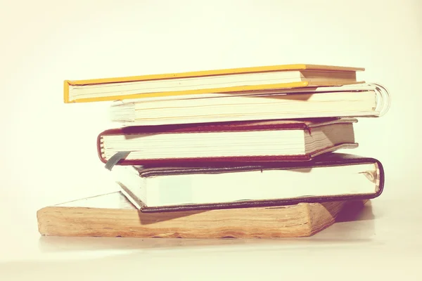 Libros viejos y gafas de lectura en estilo vintage — Foto de Stock