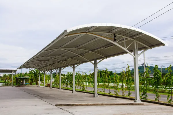 Modern yanları açık garaj otopark garaj — Stok fotoğraf