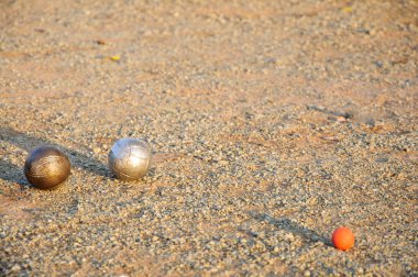 Petank topları alanında.