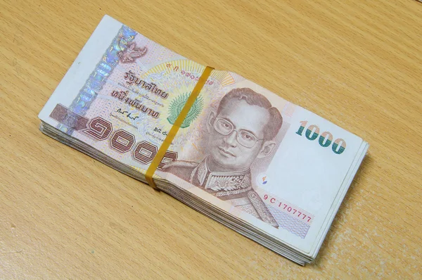 Tajski pieniądze na drewnianym stole. — Zdjęcie stockowe