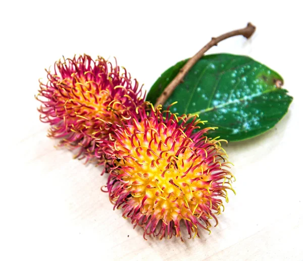 Bando de rambutan, asiático frutas, no fundo branco — Fotografia de Stock