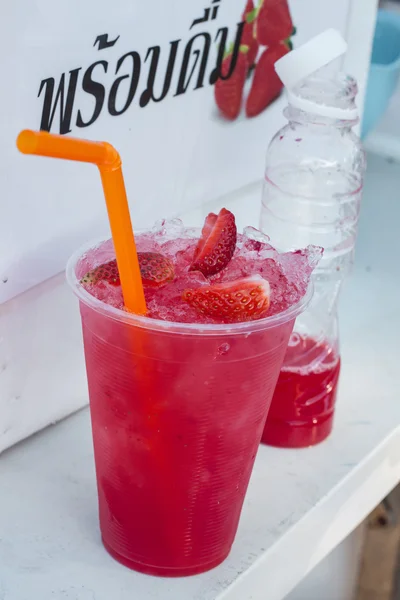 Trinken von Erdbeersaft. — Stockfoto