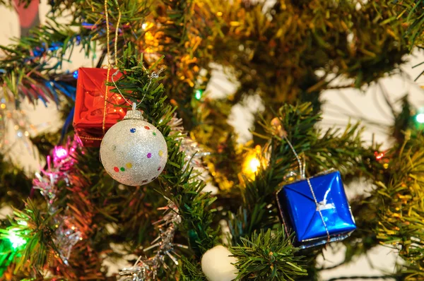 Gift box and christmas tree for christmas day and happy new year — Stock Photo, Image